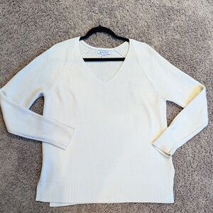 Athleta off-white long sleeve sweater V-neck slits at hip. Women’s size medium M